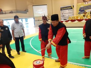 PROSESI penancapan Kosegu pada pelepah pisang sebagai simbol dibukanya gelaran Airlangga Cup Tapak Suci National Open 2019. (Foto: Istimewa)