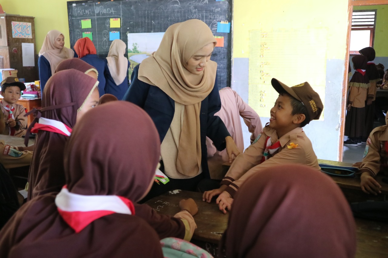 KEGIATAN pengabdian masyarakat yang dilakukan oleh mahasiswa D3 Perpustakaan UNAIR di MI Darussalam Pacet, Mojokerto pada Sabtu (19/10/2019). (Foto : Dok. Panitia)