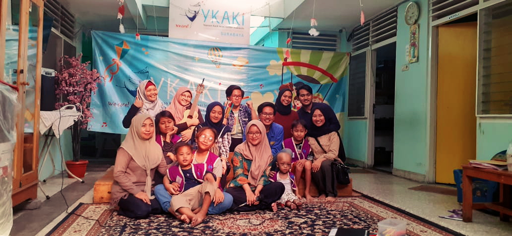KOMUNITAS Kolom Bahagia bersama adik-adik Yayasan Kasih Anak Kanker Indonesia (YKAKI), Karang Menjangan, Surabaya pada Kamis lalu (24/10). (Foto: Istimewa)