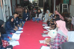 PENYULUHAN dan pelatihan cara membuat laporan keuangan oleh mahasiswa D3 Akuntansi UNAIR keapda ibu-ibu produsen kue di kampung kue, Rungkut. (Foto: Istimewa)