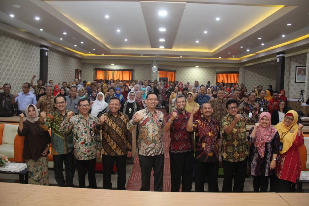 REKTOR UNAIR, Prof. Mohammad Nasih, SE., MT., Ak., CMA berfoto bersama peserta Focus Group Discussion FKP2TN di Ruang Parlinah Perpustakaan UNAIR. (Foto: Pitoyo Widhi Atmoko)