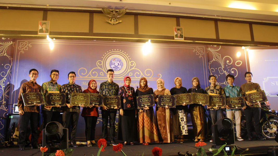 The award for FKG UNAIR academicians at the Stovit Award. (Photo: Courtesy)
