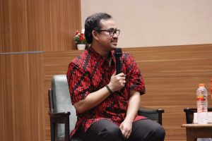 IKHSAN saat memberikan materi mengenai pendidikan di kota surabaya lewat Scolah Festival 2019 di Aula Farmasi pada Sabtu (26/10/2019). (Foto; Istimewa)