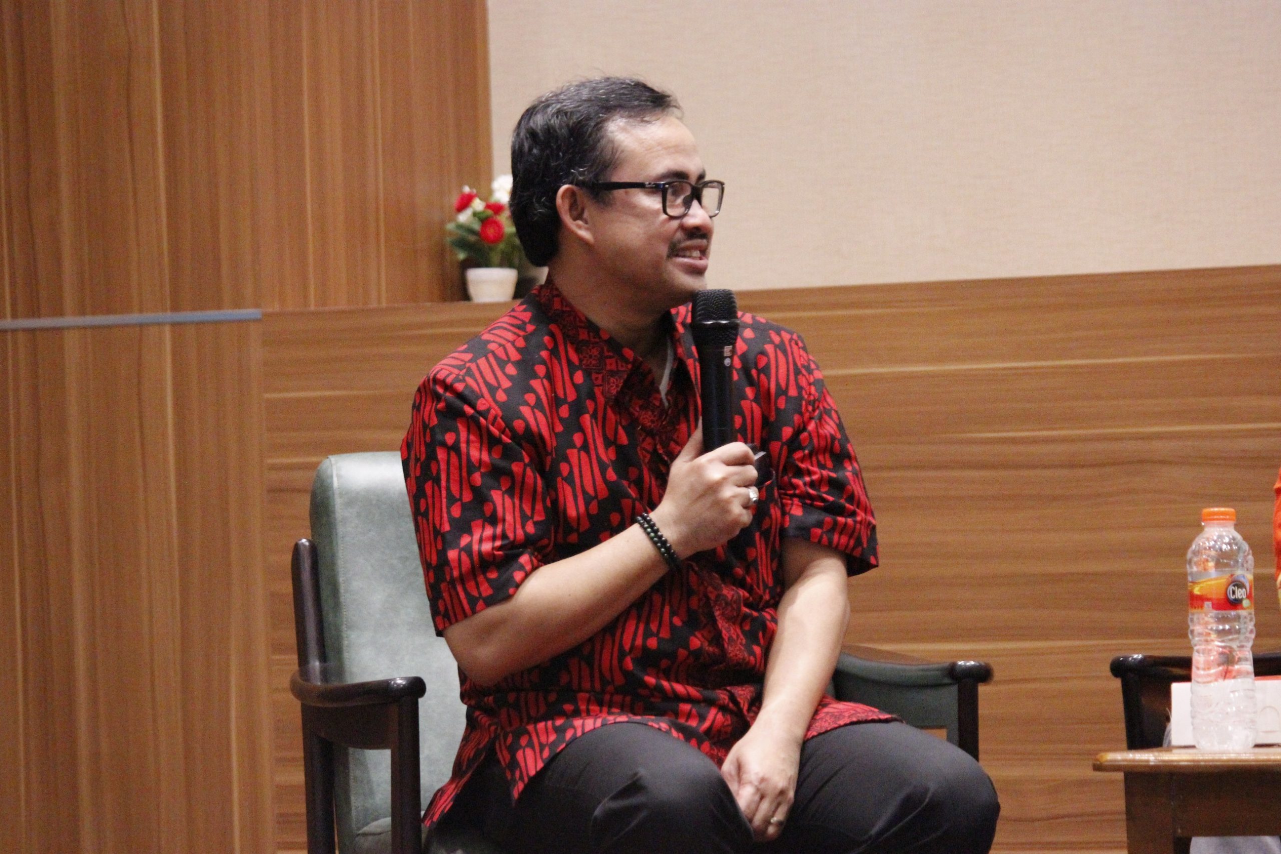 IKHSAN saat memberikan materi mengenai pendidikan di kota surabaya lewat Scolah Festival 2019 di Aula Farmasi pada Sabtu (26/10/2019). (Foto; Istimewa)