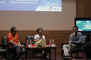 SESI pemberian materi dari Nila Tanzil dan Willy Ariguna di Ruang Serbaguna Fakultas Farmasi pada Sabtu (26/10/19). (Foto: Tondi Lubis)