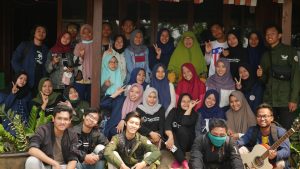 PANITIA Abdi Desa FST melakukan foto bersama di depan rumah salah satu warga Desa Gumeng. (Foto: Fahmi Royani)
