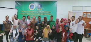 TIM pengabdian masyarakat dari IKMKP FK UNAIR berfoto bersama dengan peserta TOT dan staf Dinas Sosial Provinsi Kepulauan Riau. (Foto: Dok Pengmas)