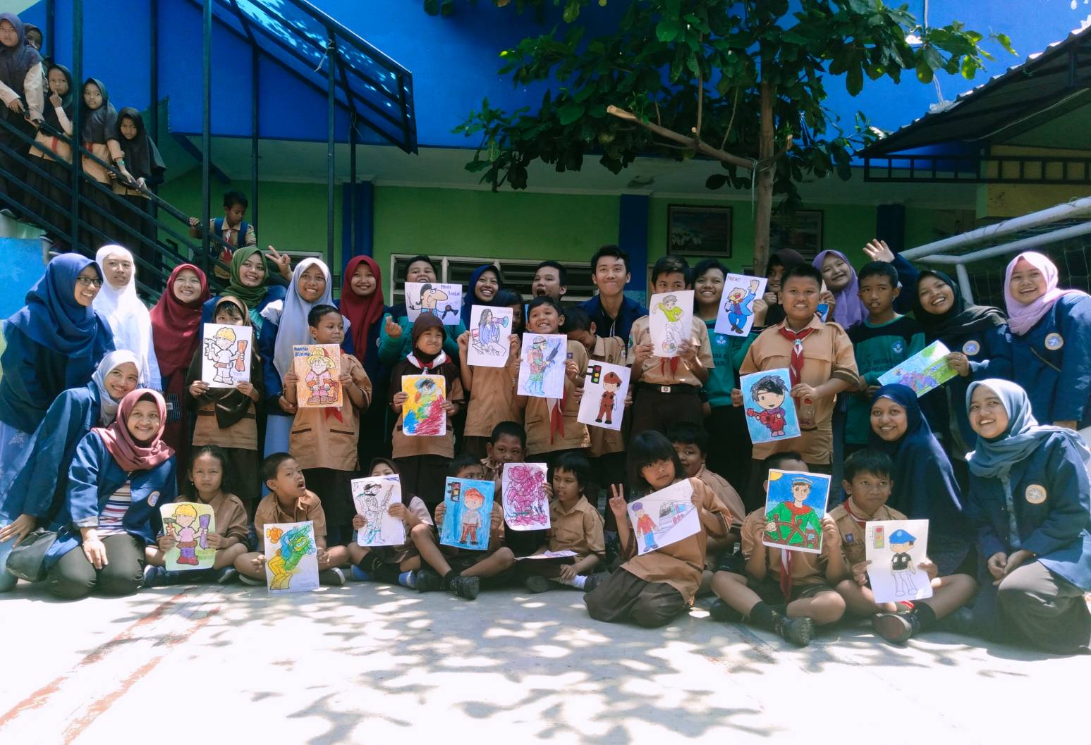 SESI foto bersama siswa-siswa inklusi dan anggota UNAIR Mengajar seusai kelas. (Foto: Intang Arifia)