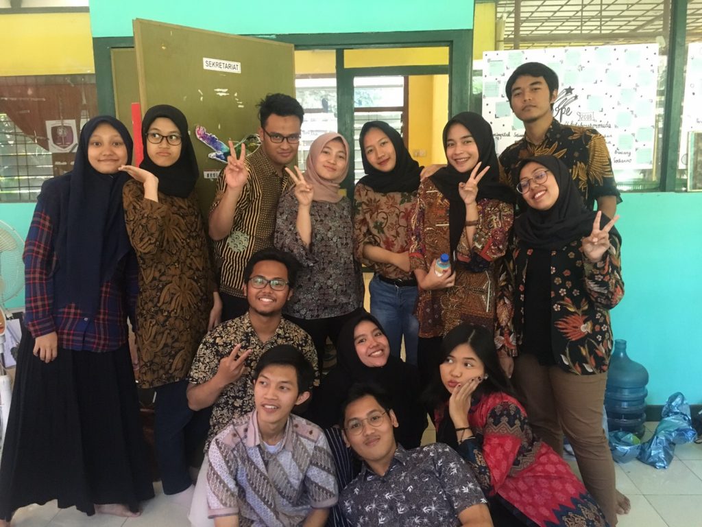 MAHASISWA Fakultas Sains dan Teknologi (FST) Universitas Airlangga (UNAIR) menggunakan batik sebagai bentuk partisipasi pada program ABG. (Foto: Istimewa)