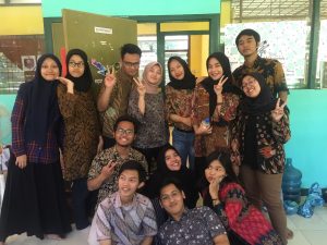 MAHASISWA Fakultas Sains dan Teknologi (FST) Universitas Airlangga (UNAIR) menggunakan batik sebagai bentuk partisipasi pada program ABG. (Foto: Istimewa)