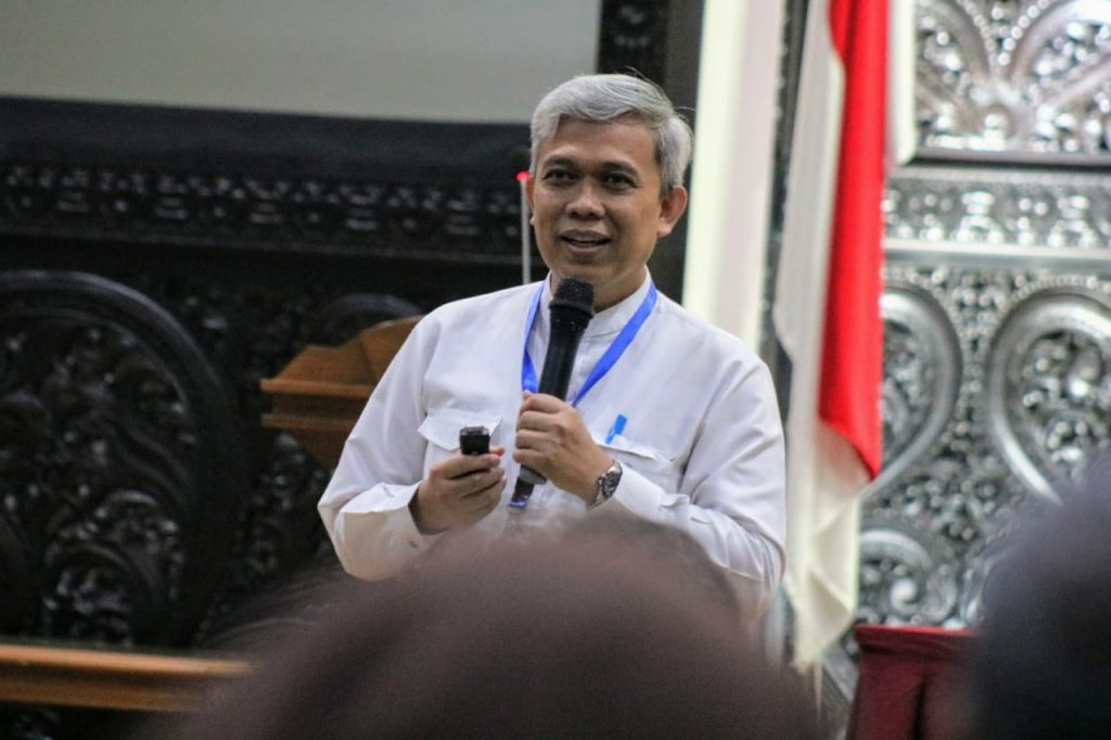 PROF. Dr. Drs. Hery Purnobasuki, M.Si., Ph.D, presents his material of Research and Innovation. (Photo: Agus Irwanto)