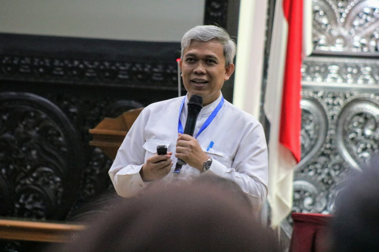 PROF. Dr. Drs. Hery Purnobasuki, M.Si., Ph.D, presents his material of Research and Innovation. (Photo: Agus Irwanto)