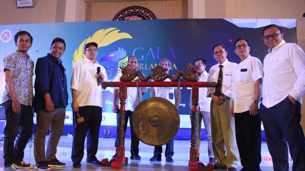 (TIGA dari kiri) Rektor Prof. Dr. Moh. Nasih, SE., MT., Ak., CMA., saat membuka Gelanggang Laga Ksatria Airlangga (Gala Airlangga) Rektor Cup 2019 pada Jum’at sore (18/10/2019) di Airlangga Convention Center (ACC) didampingi jajaran pimpinan UNAIR. (Foto: Muhammad Alif Fauzan)
