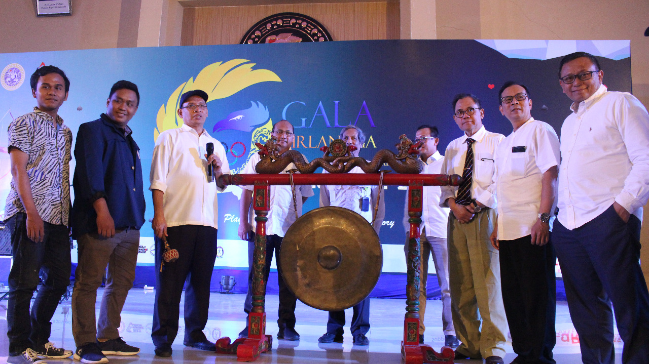 (TIGA dari kiri) Rektor Prof. Dr. Moh. Nasih, SE., MT., Ak., CMA., saat membuka Gelanggang Laga Ksatria Airlangga (Gala Airlangga) Rektor Cup 2019 pada Jum’at sore (18/10/2019) di Airlangga Convention Center (ACC) didampingi jajaran pimpinan UNAIR. (Foto: Muhammad Alif Fauzan)