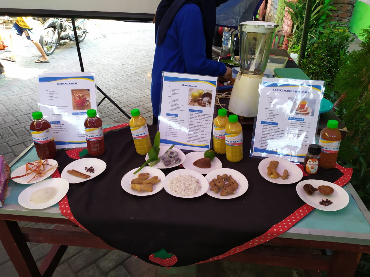 BEBERAPA contoh hasil olahan produk TOGA yang dibuat oleh mahasiswa Magister Keperawatan Universitas Airlangga (UNAIR) pada Minggu (20/10/2019) di Kampung Pelangi Kendangsari RT 3 RW 4, Surabaya. (Foto: Anugrah Visar Rahman)