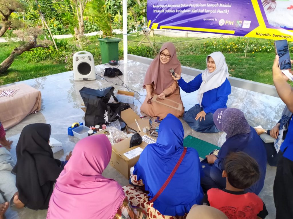 ACARA demo proses pembuatan kerajinan (crafting) yang bahannya berasal dari sampah kardus menjadi sebuah bingkai foto yang menarik pada Minggu (20/10/2019) di Taman Harmoni Keputih dan Hutan Bambu, Surabaya. (Foto: Anugrah Visar Rahman)