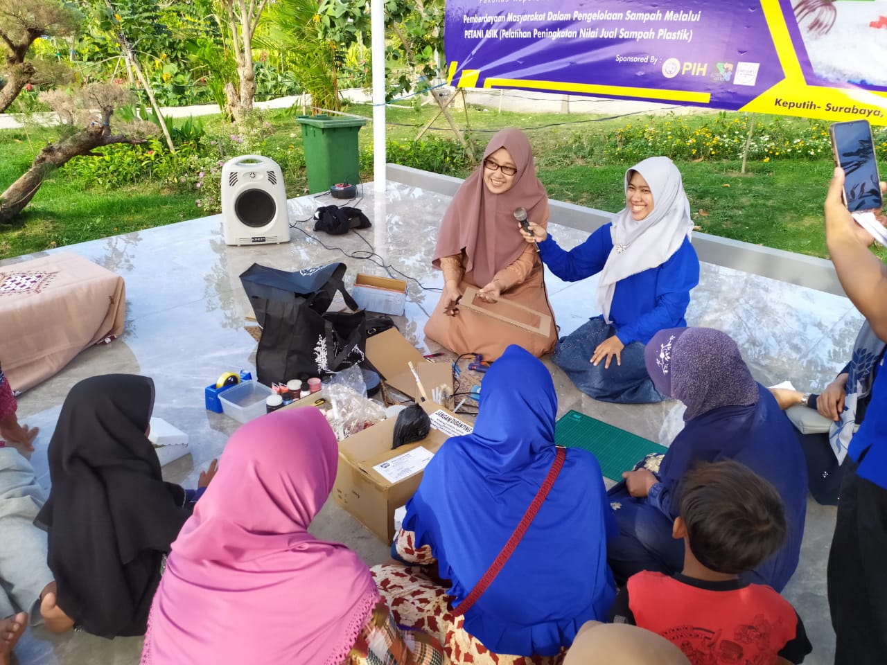 ACARA demo proses pembuatan kerajinan (crafting) yang bahannya berasal dari sampah kardus menjadi sebuah bingkai foto yang menarik pada Minggu (20/10/2019) di Taman Harmoni Keputih dan Hutan Bambu, Surabaya. (Foto: Anugrah Visar Rahman)