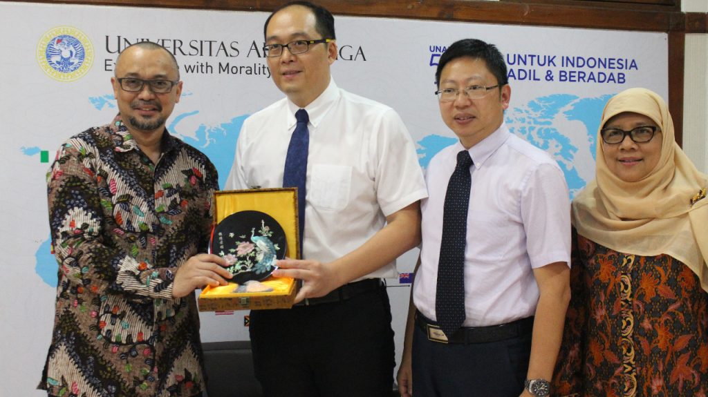 FROM left, Vice Rector III Prof. Ir. Moch. Amin Alamsjah M.Si, Ph.D .; Chen LingQi (Dean of Overseas College Director of International Cooperation and Exchange); and Director of AGE Prof. Dr. Ni Nyoman Tri Puspaningsih, Dra., M.Si., after holding a meeting related to the exploration of cooperation. (Photo: M Alif Fauzan)