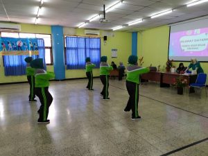 PESERTA lomba senam untuk para dosen dan tenaga kependidikan (tendik) hadir dengan menggunakan berbagai atribut yang menarik dan seragam Minggu (27/10/2019) di Ruang Florance Lantai 2 Fakultas Keperawatan (FKp) UNAIR Kampus C. (Foto: Anugrah Visar Rahman)