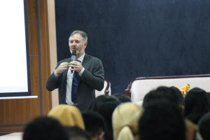 PROFESOR Gerard Goggin Faha saat memberikan materi dalam kuliah tamu yang diadakan Departemen Ilmu Komunikas, FISIP UNAIR pada Selasa (29/10). (Foto: Muhammad Alif Fauzan)