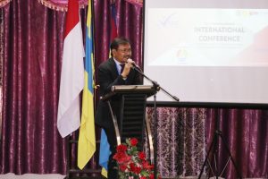 PROF. Fedik Abdul Rantam, DVM., PhD., saat memberikan materi dalam The Third Veterinary Medicine International Conference (VMIC) yang digelar FKH di Ruang Tandjung Adiwinata pada Selasa (29/10/2019). (Foto: Istimewa)