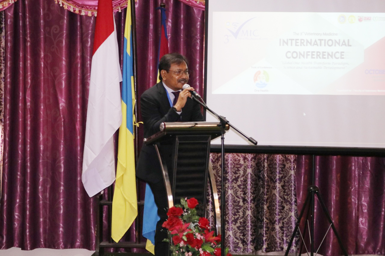 PROF. Fedik Abdul Rantam, DVM., PhD., saat memberikan materi dalam The Third Veterinary Medicine International Conference (VMIC) yang digelar FKH di Ruang Tandjung Adiwinata pada Selasa (29/10/2019). (Foto: Istimewa)