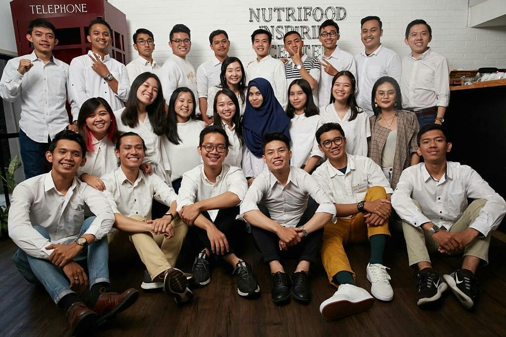 TESSIA (baris kedua paling kanan) sedang berfoto dengan seluruh finalis Nutrifood Leadership Award 2019. (Foto: Istimewa)