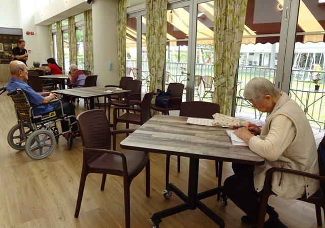 Ilustrasi lansia membaca buku di perpustakaan. (Foto: jawapos.com)