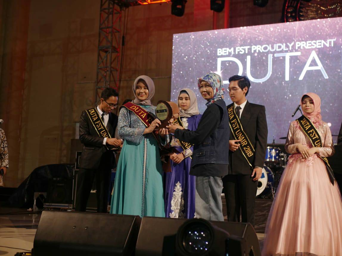 SESI penyerahan plakat kepada pemenang Duta FST 2019 pada Minggu (27/10/19). (Foto: Fahmi Royani)