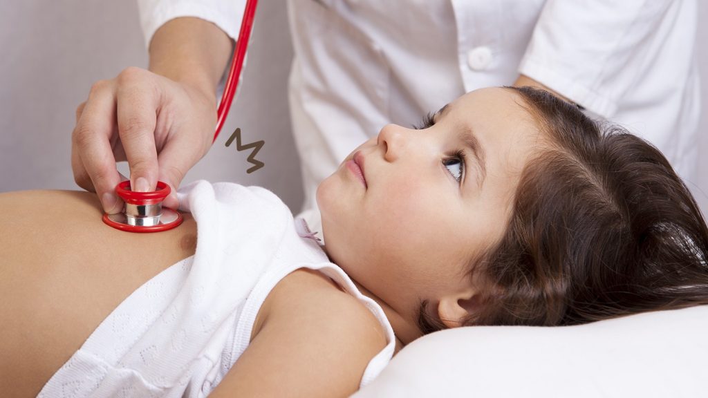 ILUSTRASI balita diperikas dokter. (Foto: Istimewa)