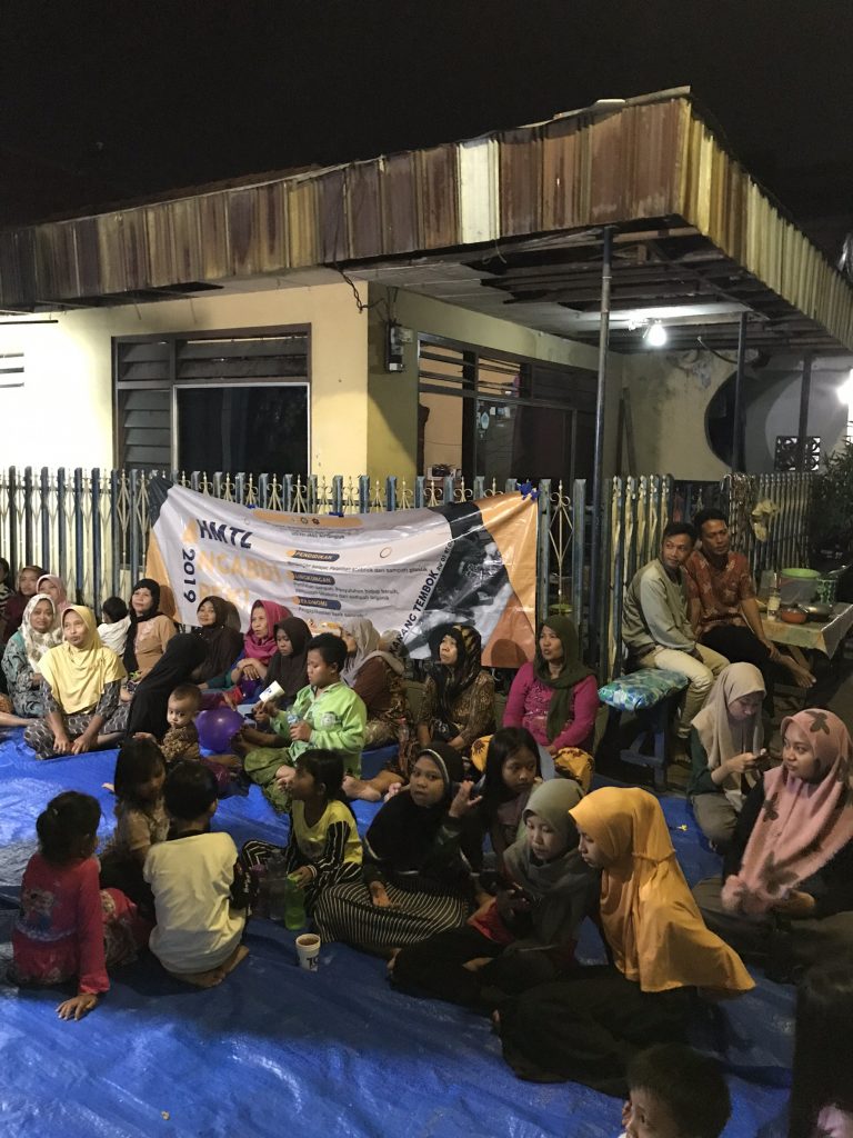 WARGA Karang Tembok sedang menghadiri penutupan HMTL Ngabdi Rek! (Foto : Aufan Asidqi)