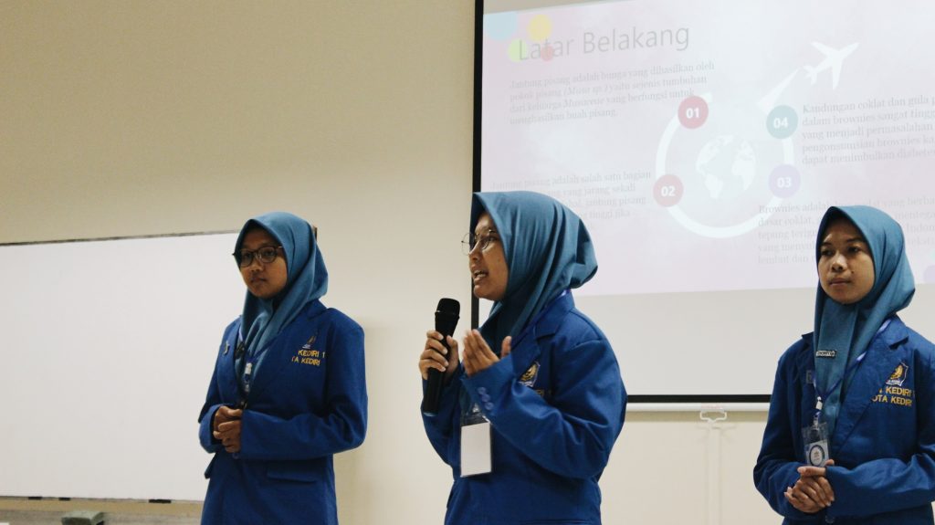 MAN 1 KEDIRI menyampaikan hasil penelitian mengenai jantung pisang dan dipresentasikan pada sabtu (02/11) di Fakultas Farmasi UNAIR (Foto : Aulya Mayang)