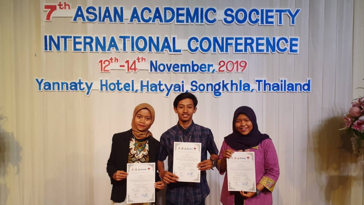 ZULFIYATUL Inayah (kiri) , Muhammad Masrudin Firdiansyah (tengah), Yuriza Ayu Listadian (kanan). (Foto: Dok. Pribadi)