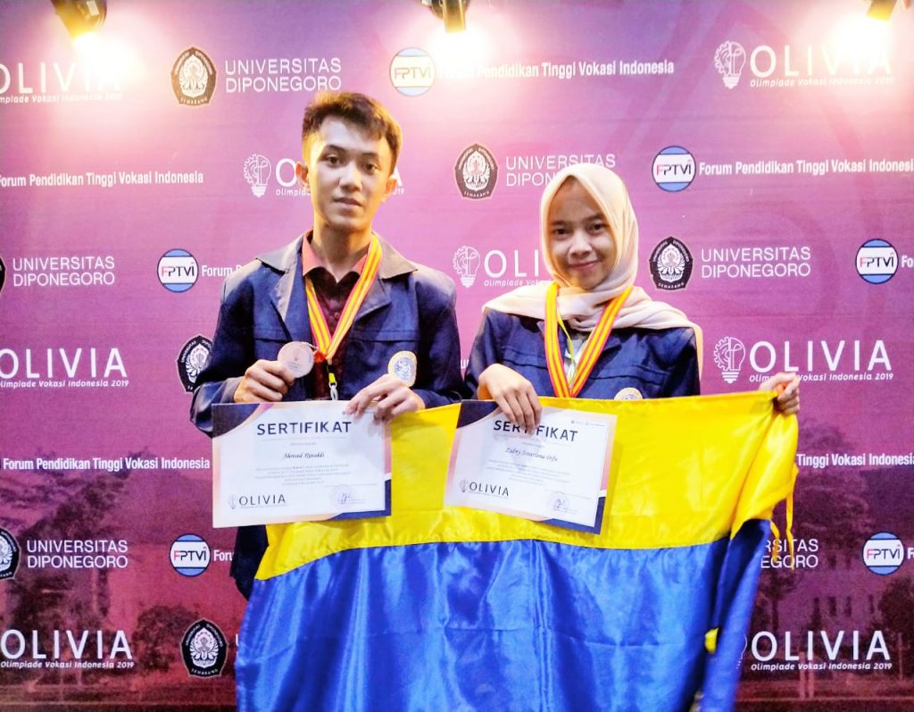 (DARI kiri) Ahmad Rinaldi (2017); Zidny Sinariana Difa (2017) mahasiswa Prodi Teknologi Laboratorium Medis ketika menerima penghargaan pada Olimpiade Vokasi Indonesia 2019 (8/10/2019) di Undip. (Foto: Istimewa)