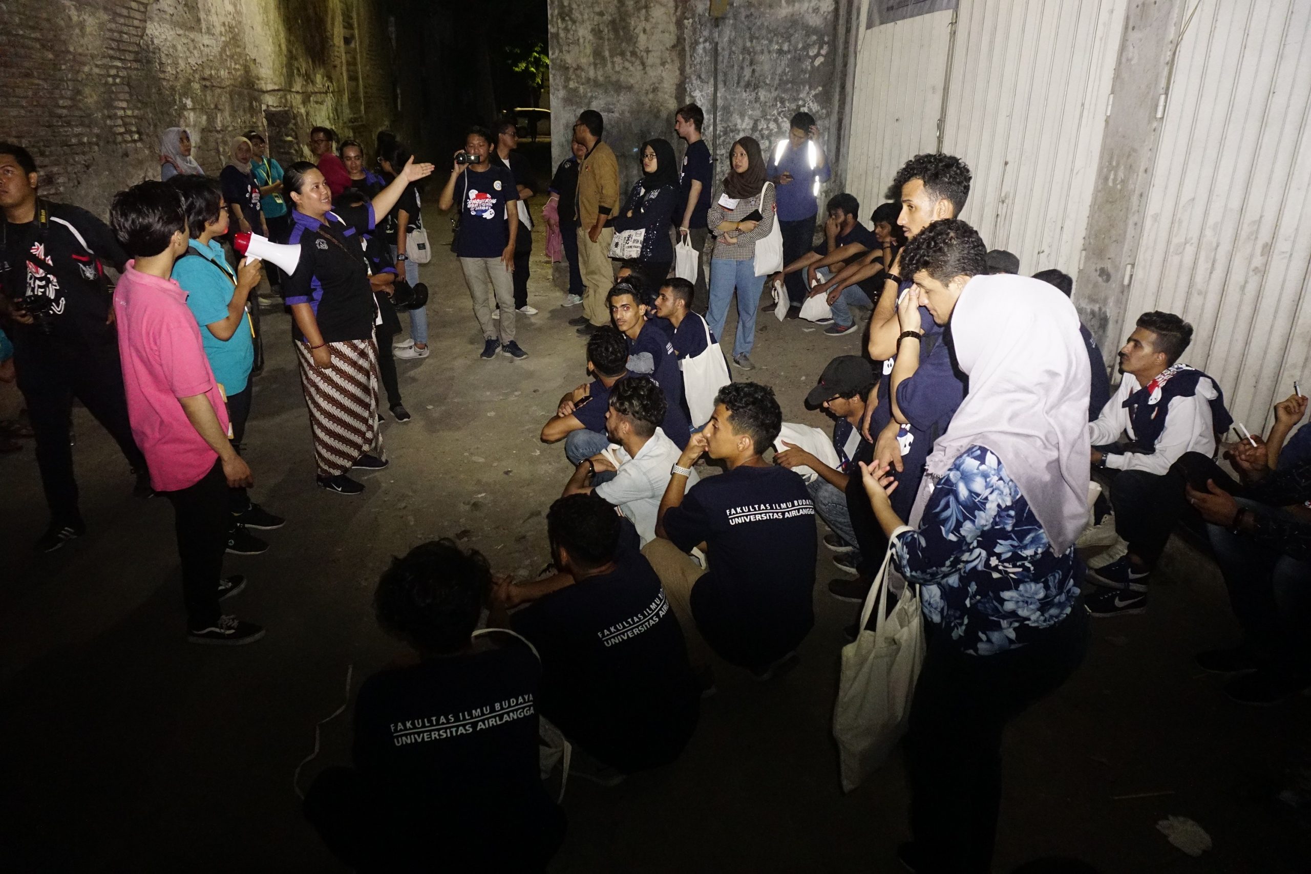 PESERTA Conquering Urban Legends of Surabaya (CUGS) mendapat penjelasan dari komunitas indigo. (Foto: Istimewa)