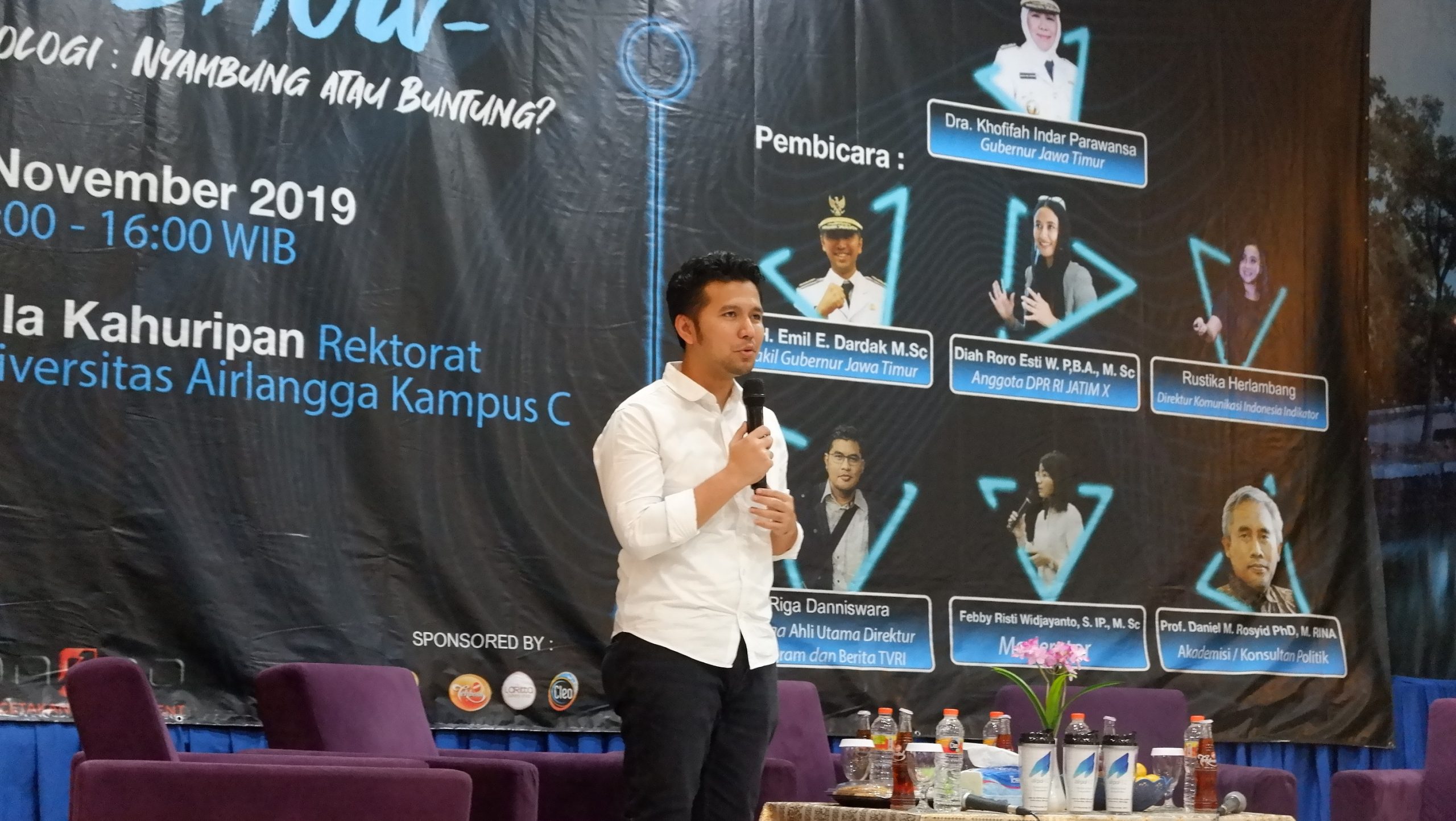 WAKIL Gubernur Jatim, Emil E. Dardak memberikan paparan tentang hubungan praktik politik dan teknologi dalam Talkshow Airpol 4.0 (Foto; Zanna Afia)
