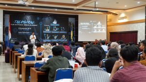 WAKIL Gubernur Jawa Timur Dr. H. Emil E. Dardak, M. Sc., saat memberikan materi pada pembukaan Talkshow Politik dan Teknologi: Nyambung atau Buntung, Sabtu (9/11/2019). (Foto: Zanna Afia)