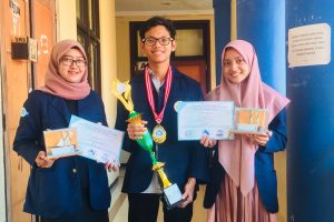 DIVA Betary dan tim raih juara 1 dan best paper dalam lomba karya tuis ilmiah nasional di Universitas Muhammadiyah Makassar. (Foto: Dokumen Pribadi)