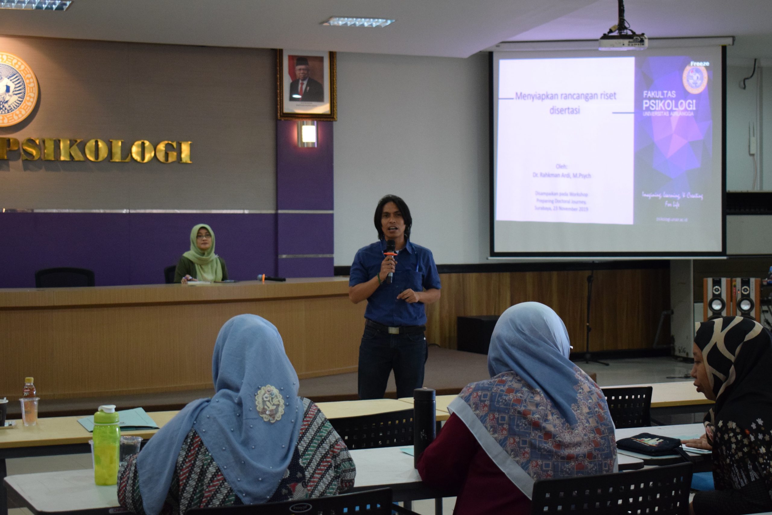 Dr. Rahkman Ardi, M.Psych. saat memberikan materi tentang cara menyiapkan rancangan riset disertasi dalam acara Open House, Talkshow, Workshop, dan Research Expo pada Sabtu (23/11/2019) di Aula Excellence with Morallity Lantai 3 Fakultas Psikologi UNAIR. (Foto: Anugrah Visar Rahman)