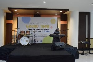 Salah satu peserta Grand Final Psikologi Mencari Bakat, yang bernama Adrena Aurenia saat menunjukkan bakatnya pada Sabtu (09/11/2019) di Airlangga Convention Center (ACC) Hall Lantai 2. (Foto: Anugrah Visar Rahman)