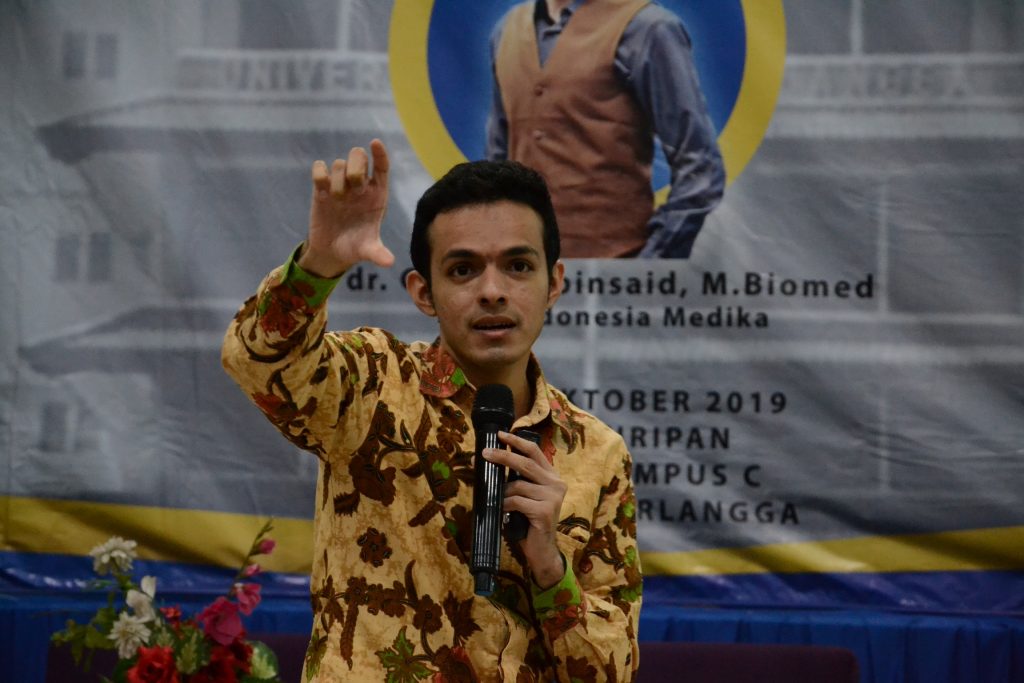 dr. Gamal Albinsaid saat menjadi pembicara dalam Seminar Nasional Technopreneurship yang diselenggarakan oleh HIMAFORSTA UNAIR). (Foto: Zanna Afia)