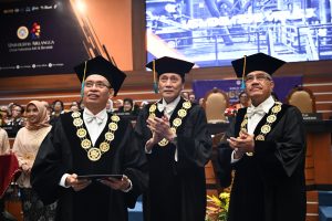REKTOR UNAIR, Prof. Moh. Nasih bersama Ketua Senat dan MWA UNAIR saat meresmikan lima prodi teknik baru bersama ketua majelis wali amanah dan ketua senat pada Sidang Universitas, Senin (11/10). (Foto: Muhammad Alif Fauzan)