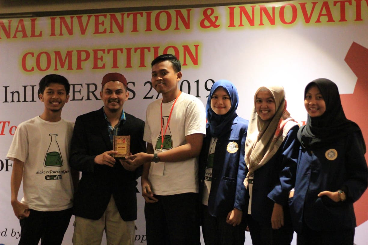 TIM Biozfer saat Menerima Penghargaan Gold Medal oleh Perwakilan MNNF Network. (Foto: Dok. Pribadi)