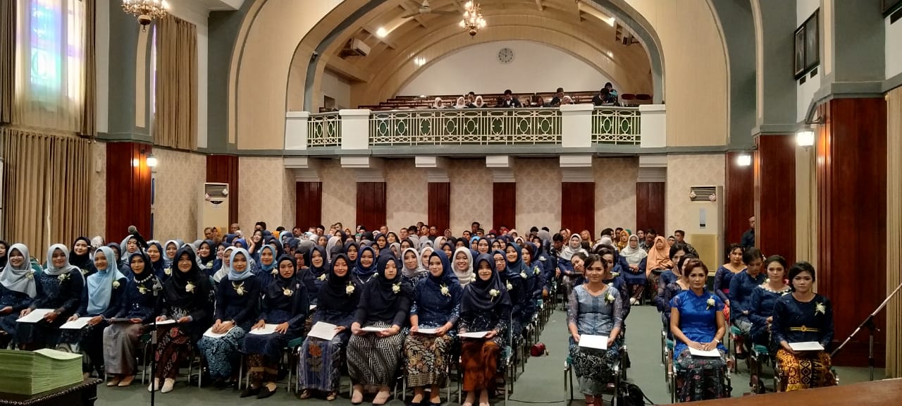 SEBANYAK 101 bidan baru lulusan FK UNAIR saat pelantikan dan pengambilan sumlah bidan pada Rabu (27/11) di Aula FK. (Foto: Istimewa)