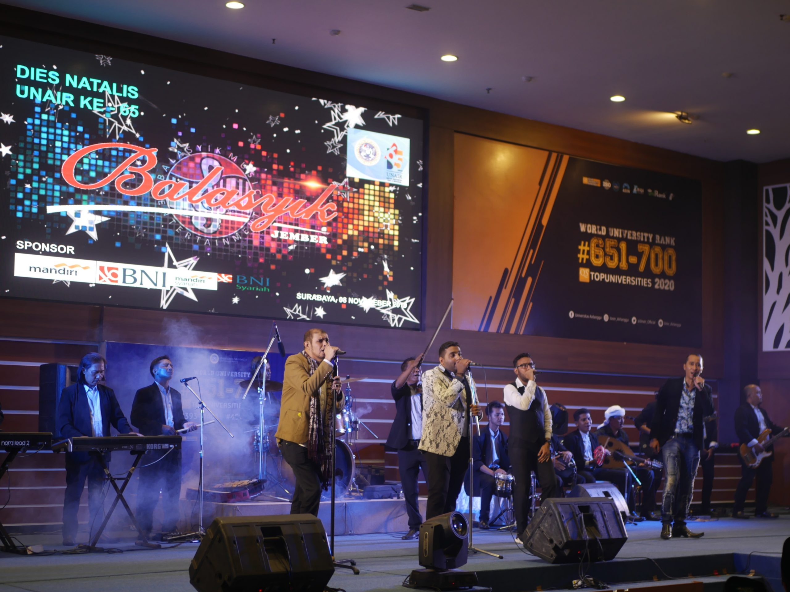 GRUP Musik Balasyik Jember sedang melantunkan sholawat di Aula Garuda Mukti pada sabtu (9/11). (Foto: Fahmi)