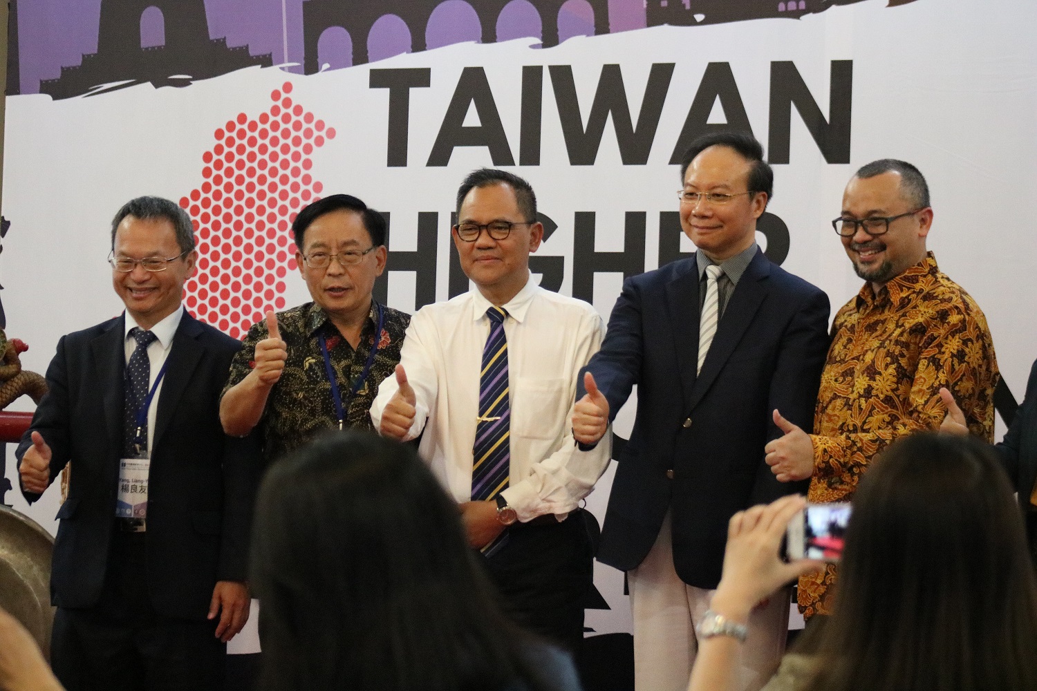 THIRD from the left, UNAIR Vice Rector Prof. Djoko Santoso, dr., Ph.D., Sp.PD., K-GH., FINASIM., with university representatives from Taiwan after opening the Taiwan Higher Education Fair (THEF) on Thursday, November 7, 2019 at Lobby Hall, Campus C UNAIR Management Office. (Photo: Intang Arifia)