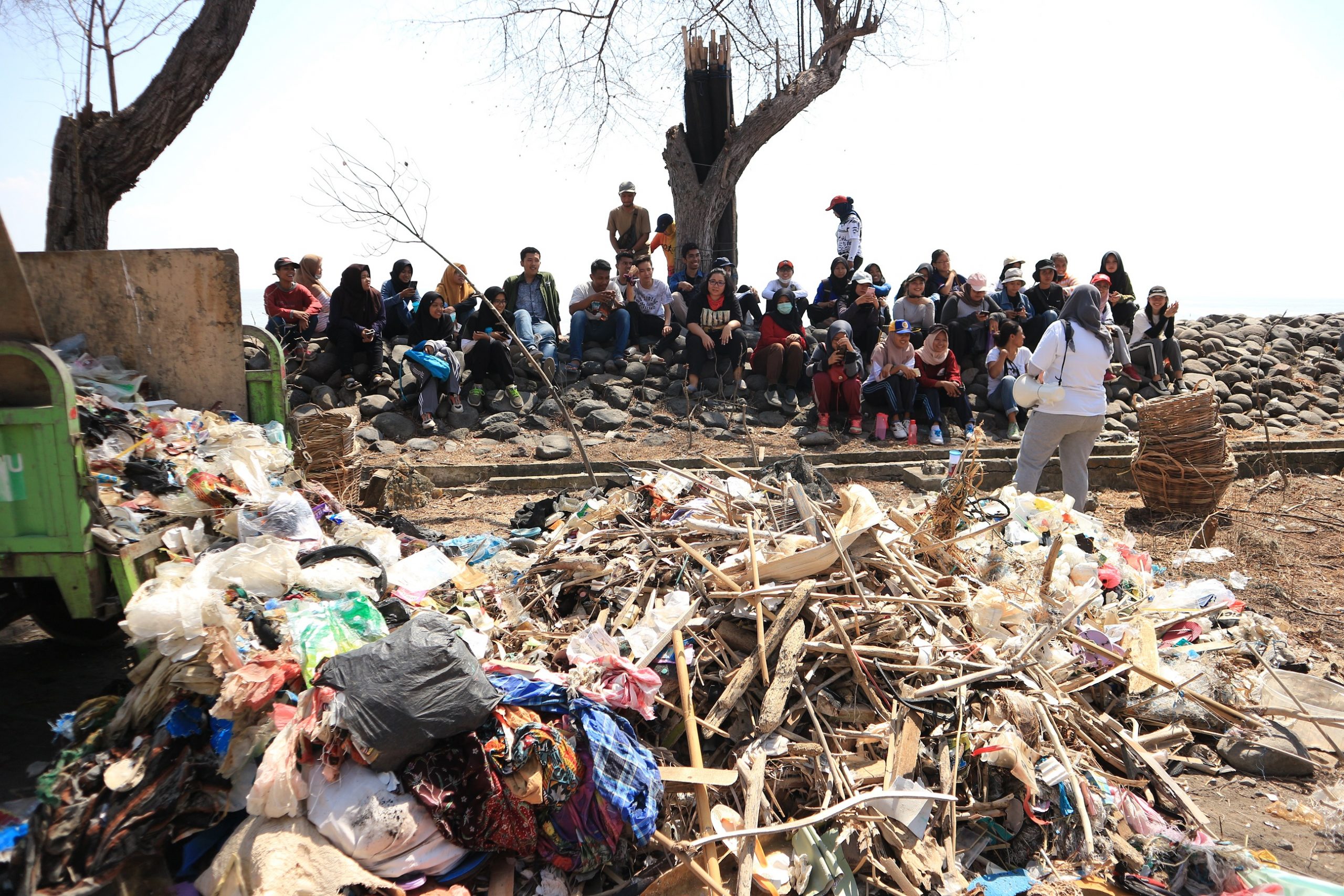SELURUH peserta bersih-bersih pantai sedang berdiskusi mengenai permasalahan sampah di depan tumpukan sampah dari proses bersih-bersih pantai Nambangan. (Dok : Seasoldier)