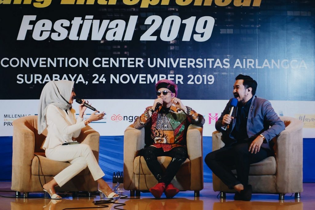 ATTA HALILINTAR sedang diwawancarai oleh MC tentang cerita perjalanan kesuksesanya (Foto: Fahmi Royani)