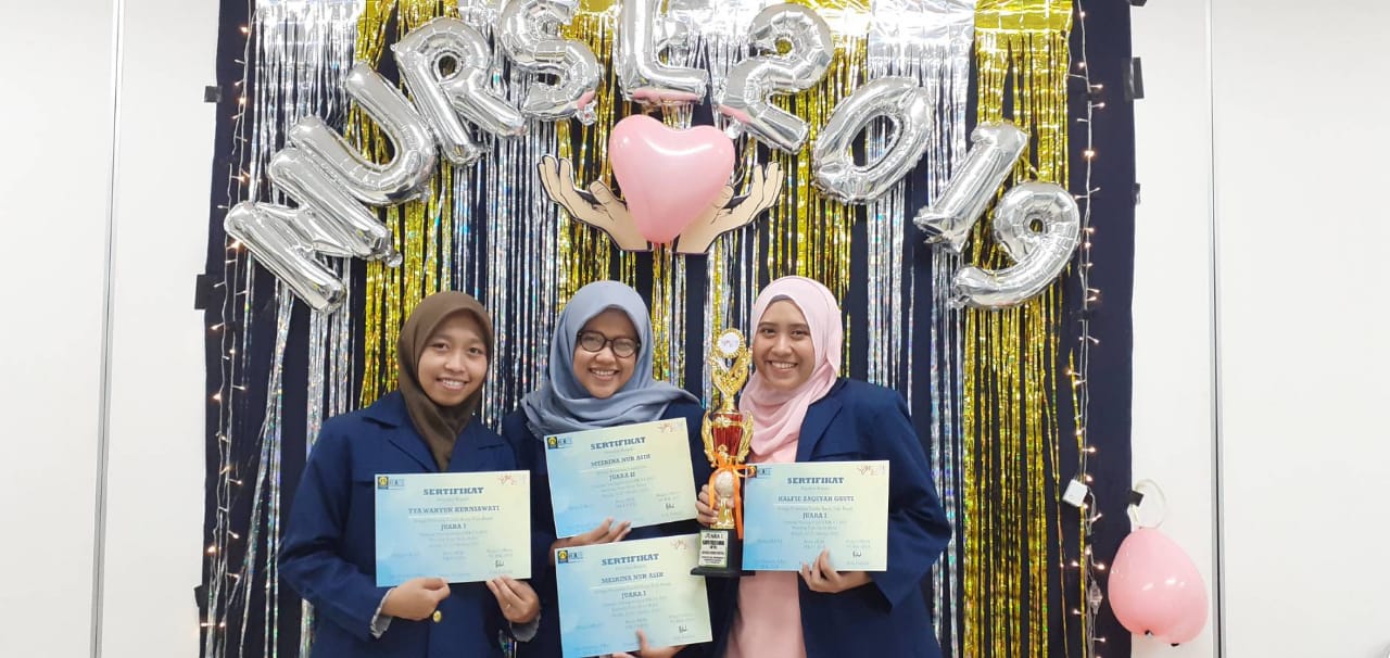 TYA Wahyu Kurniawati (Kiri), Meirina Nur Asih (Tengah), Halfie Zaqiyah Gusti Puspitasari (Kanan) mahasiswa UNAIR yang ciptakan Program Asistensi Perawat Terpadu (PAPTU) dan raih juara I dalam ajang National Nursing Festival (NURSE) yang diadakan pada 25 – 27 Oktober 2019 di Universitas Indonesia. (Foto: Istimewa)