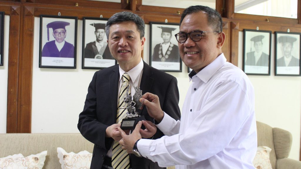 Tamkang University Taiwan representative, Sin Cheng Lin, Ph.D received a souvenir from UNAIR Vice Rector I, Prof. Dr. Djoko Santoso, dr., Ph.D., Sp.PD.K-GH.FINASIM after the meeting of strengthening the collaboration between these two universities in Vice Rector Room 1, Floor 4, UNAIR Management Office on Friday, November 1. (Photo: Muhammad Alif Fauzan)